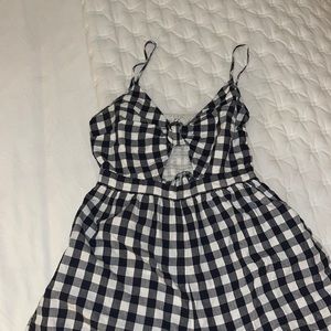 Gingham romper with a cutout
